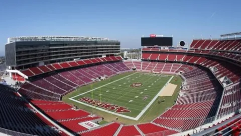 “半场战报：曼城1-0领先水晶宫，哈兰德头槌制胜，精彩对决即将续写！”